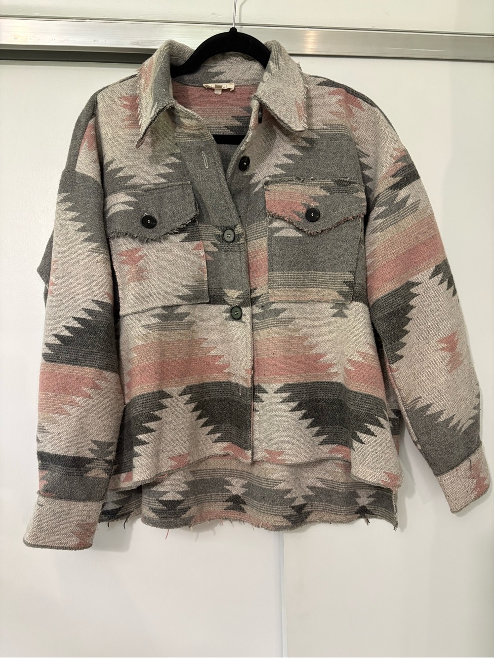 La Miel women’s size Small Oversized Woven Aztec Shacket Jacket in Rose and Gray